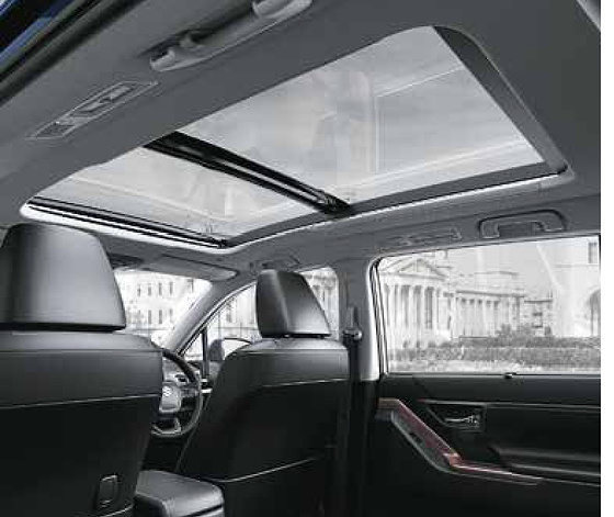 Maruti Suzuki Invicto, Panoramic sunroof with retractable sunshade extending over the front and second-row seats.