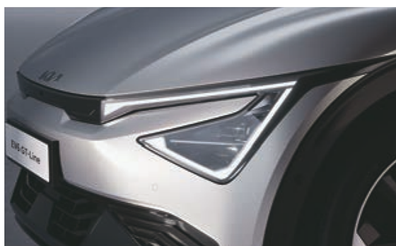 Kia EV6, LED projection headlamp with the EV6's Star Map signature light bar.