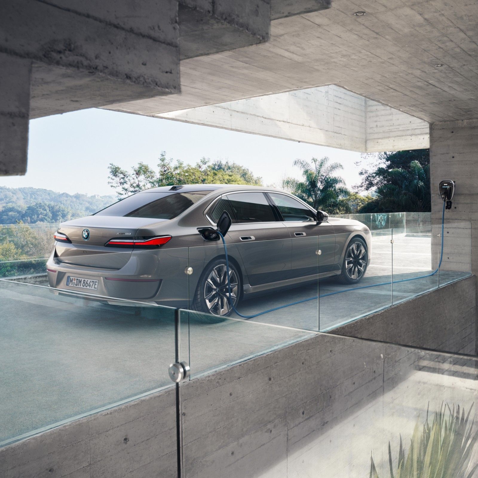 BMW i7, Complimentary BMW Wallbox up to 22 kW, plus a Mode 2 Flexible Charger