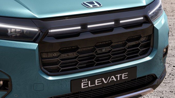 Honda Elevate, Bold mesh grille with the Honda badge moved up onto the bonnet