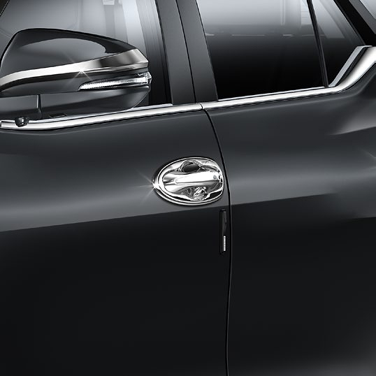 Toyota Fortuner, Chrome outer-mirror garnish with LED turn indicator and chrome door-handle housing