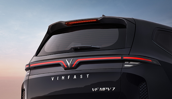 VinFast VF MPV 7, Full-width connected LED tail lamp with roof spoiler and high-mount stop lamp