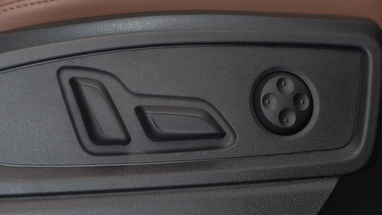 Audi Q5 — Power front-seat adjustment controls with driver memory function.
