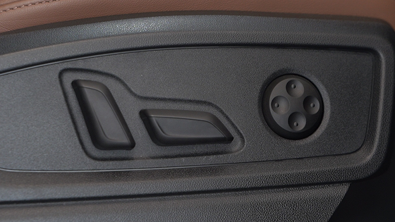 Audi Q5, Power front-seat adjustment controls with driver memory function.
