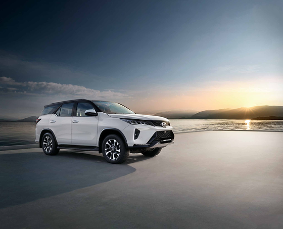 Toyota Fortuner Legender, Side profile with dual-tone black roof