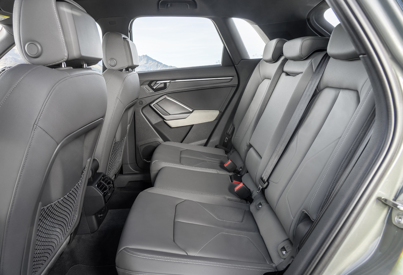 Audi Q3 — Rear bench with fore/aft adjustment and 40:20:40 split-folding backrest.
