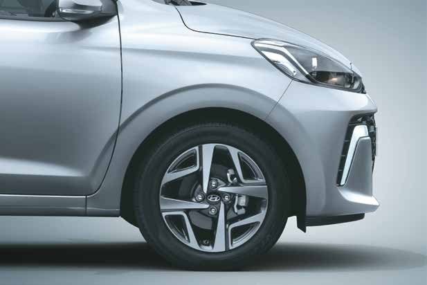 Hyundai Aura — R15 (380.2 mm) diamond cut alloy wheels