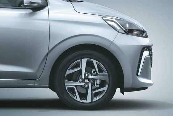 Hyundai Aura, R15 (380.2 mm) diamond cut alloy wheels